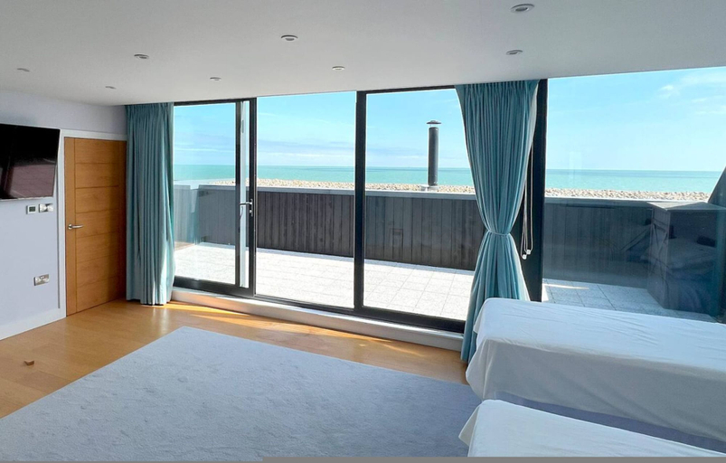 Room 4, Beachfront Penthouse 4 Bedroom in Hythe, Kent