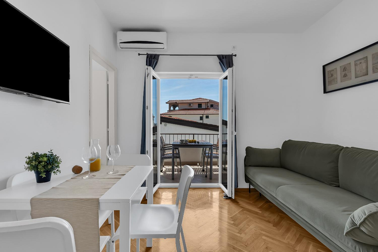 Others 4, Apartments Barbaric, Gradac