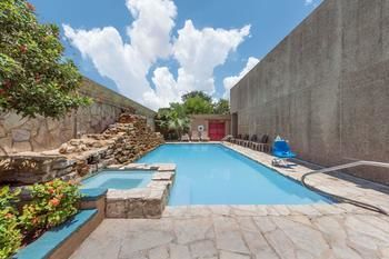 Others 2, DoubleTree by Hilton Laredo, Webb