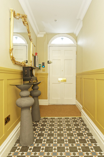 Others 4, Old Town House by Ezestays, Kent