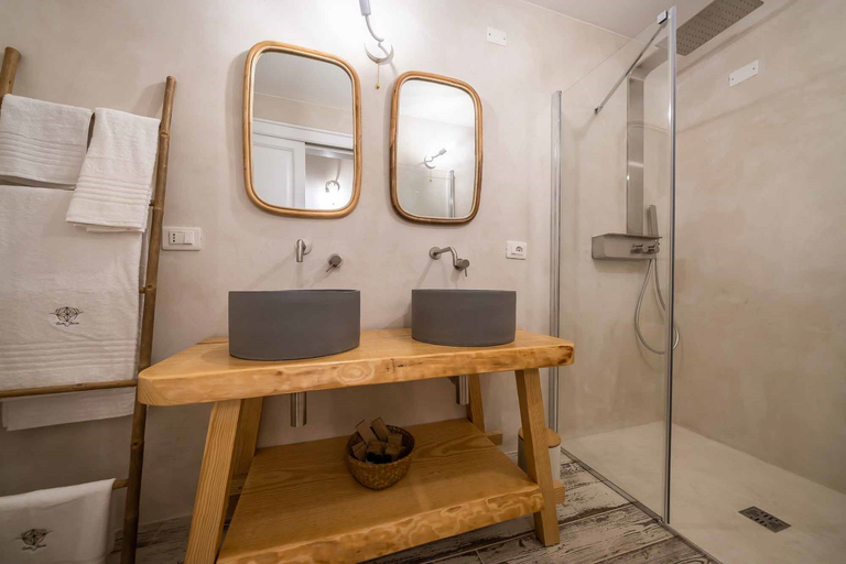Bathroom 5, Corte Janca, Lecce