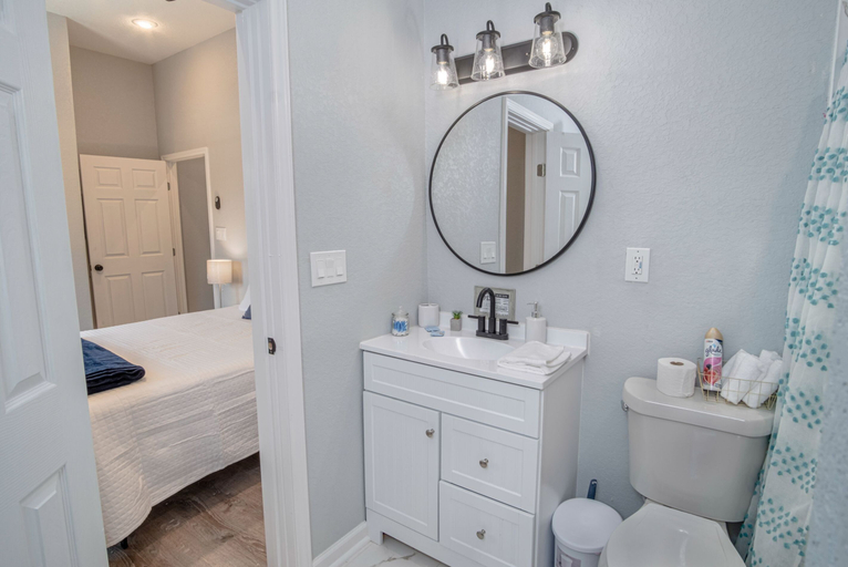 Bathroom 5, Cozy and Lovely 2BR 2BA Apt#a Near Lively Downtown, Bexar