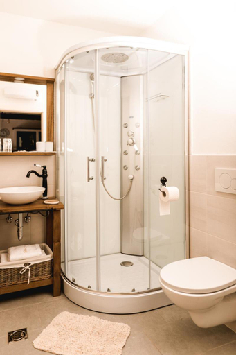 Bathroom, Vila Ana, Komen