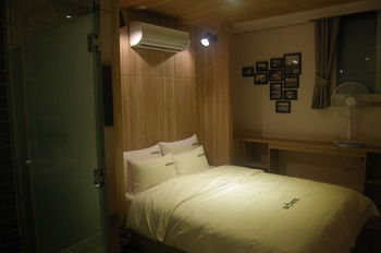 Others 2, 64 Inn Hotel, Jung