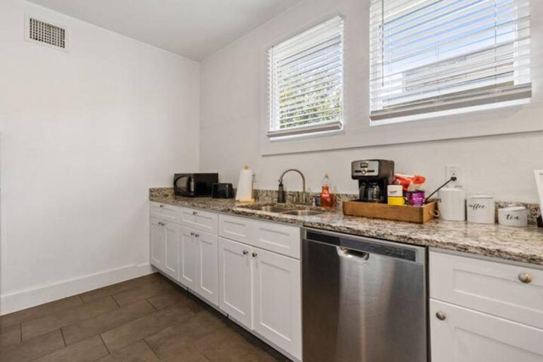 Others 4, Impressive Cozy Historic 2BR Apt 202 Near Downtown, Bexar