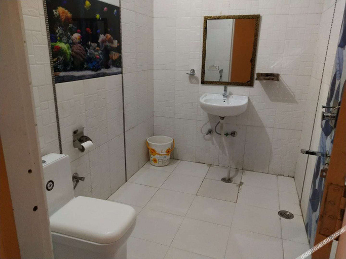 Bathroom 3, Embassy Suites, Delhi