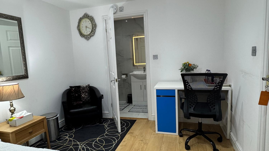 Others 3, Room with en-suite facilities, Surrey