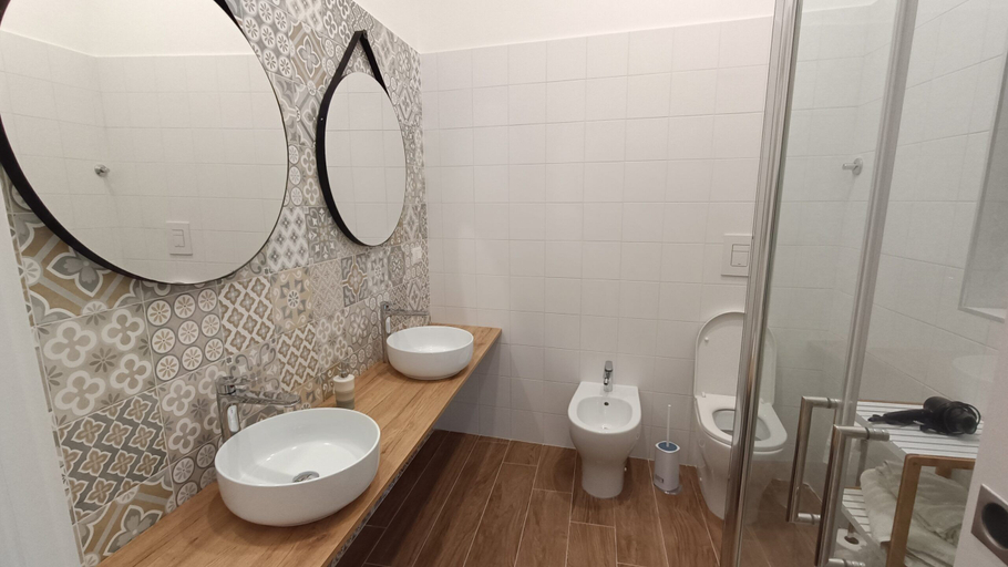 Bathroom 3, Terminal 1 Guest House, Napoli