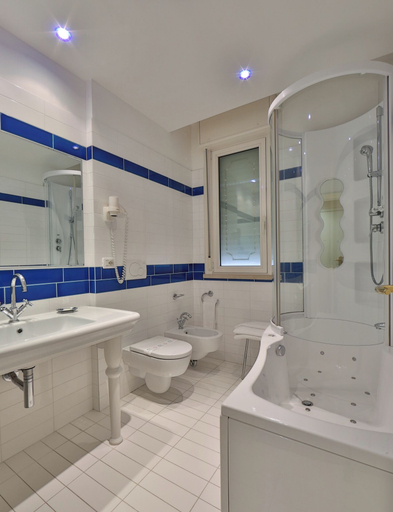 Bathroom 5, Hotel Globus, Ravenna