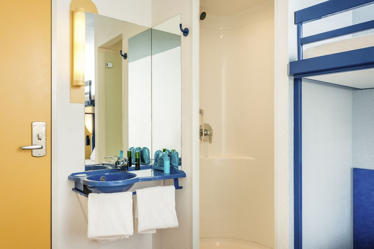 Bathroom, ibis budget Bezons, Val-d'Oise