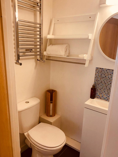 Bathroom, Crymlyn barn, Carmarthenshire