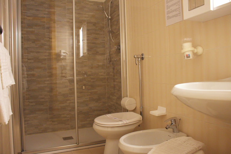Bathroom 3, Hotel Cima Tosa, Trento