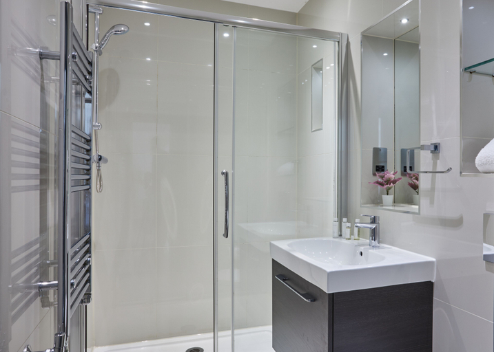Bathroom 3, Wembley Stadium by Viridian Apartments, London