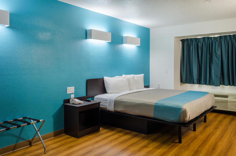 Bedroom, Motel 6 Mobile, AL, Mobile