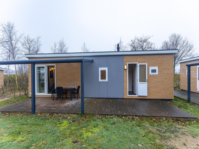 Exterior view 3, Cosy Family Chalet with Covered Terrace, Schouwen-Duiveland