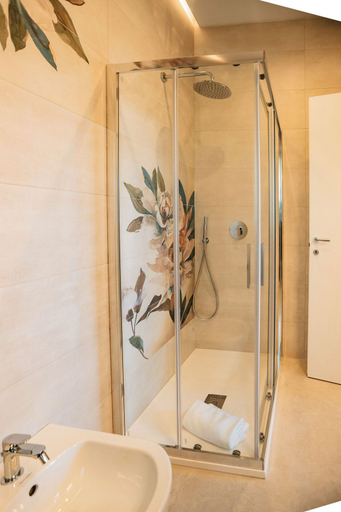 Bathroom 3, Villa Florisia, Napoli