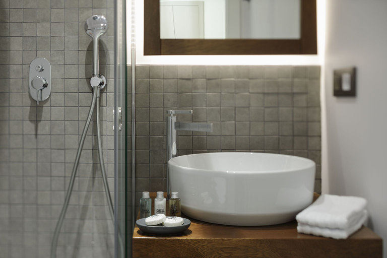 Bathroom 3, Puerta Catedral Holiday Suites, Sevilla