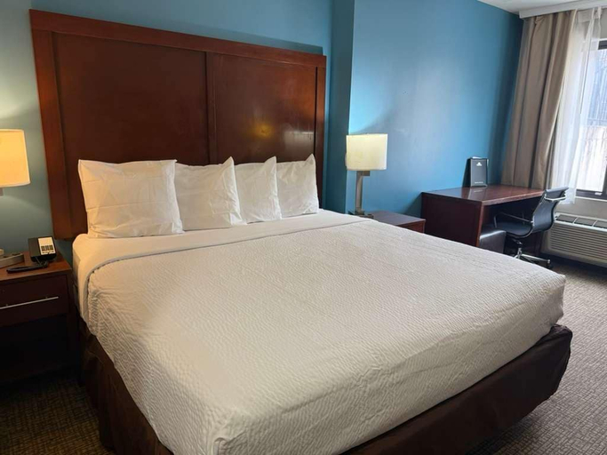 Bedroom 2, Days Inn by Wyndham Brooklyn Marine Park, New York