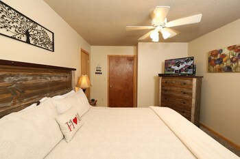 Room 5, Divine Escape - Two Bedroom Chalet, Sevier