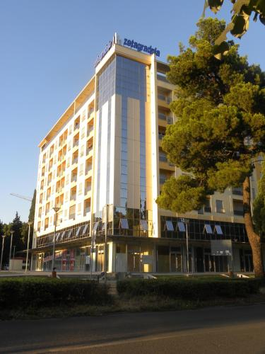 Entrance 3, Apartments Athos