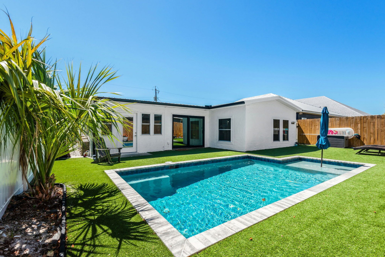 Sport & Beauty 4, Spacious Comforts ~ 4br/4ba ~ Perfect for Family - Private Home in Pcb!, Bay