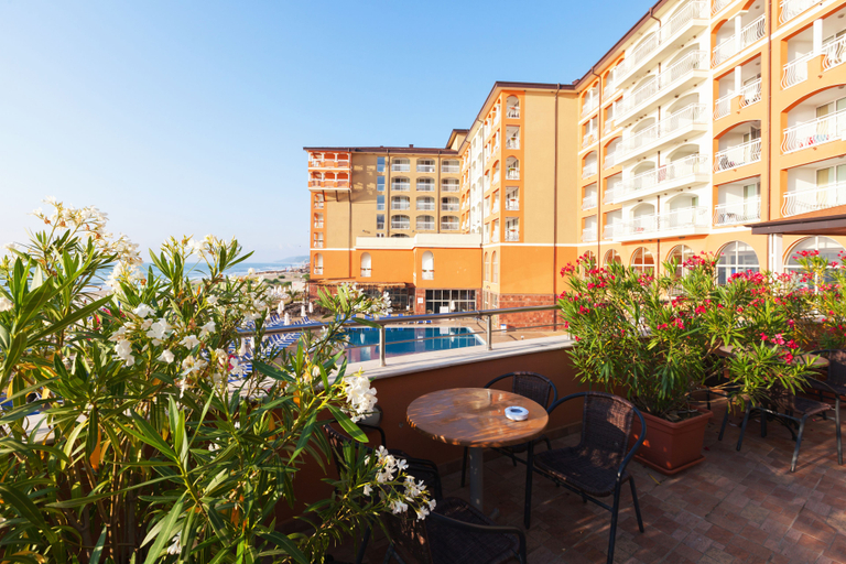 Exterior & Views