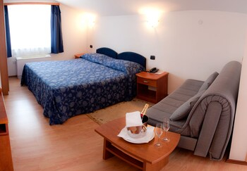 Others 3, Hotel Makin, Novigrad