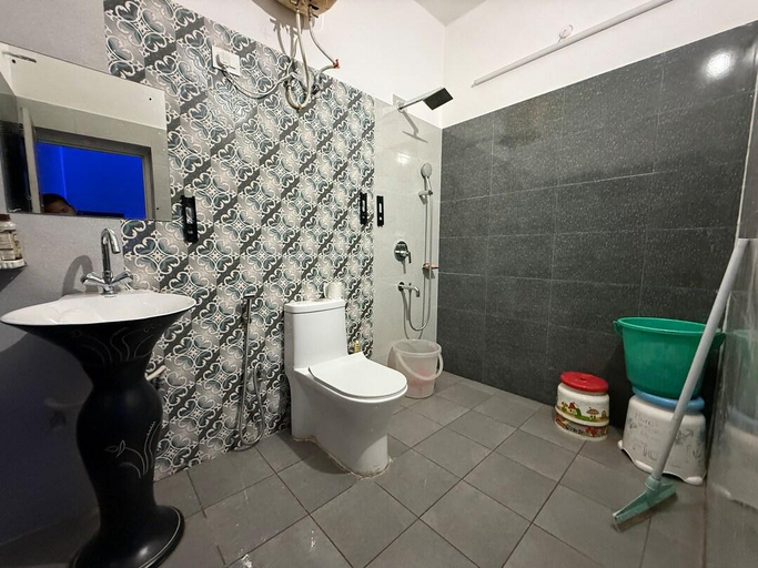 Bathroom 3, Hotel Yog Safari, Garhwal