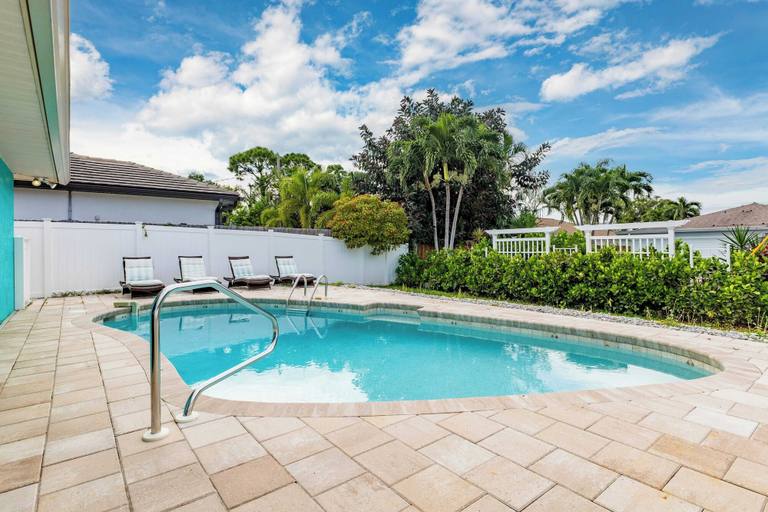 Sport & Beauty 5, Private Pool + Sunroom Beach Escape at Manatee, Collier