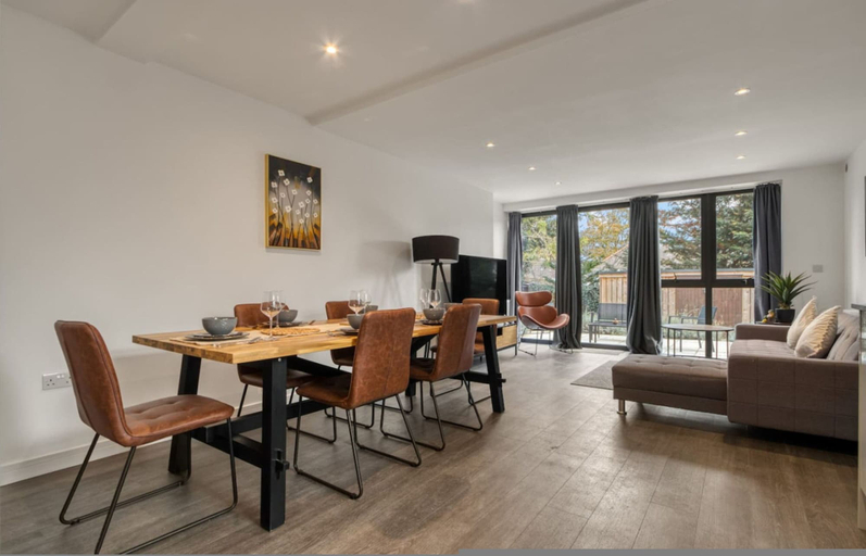 Room 4, 3-bed 2-bath Wembley Apartment With Free Parking, London