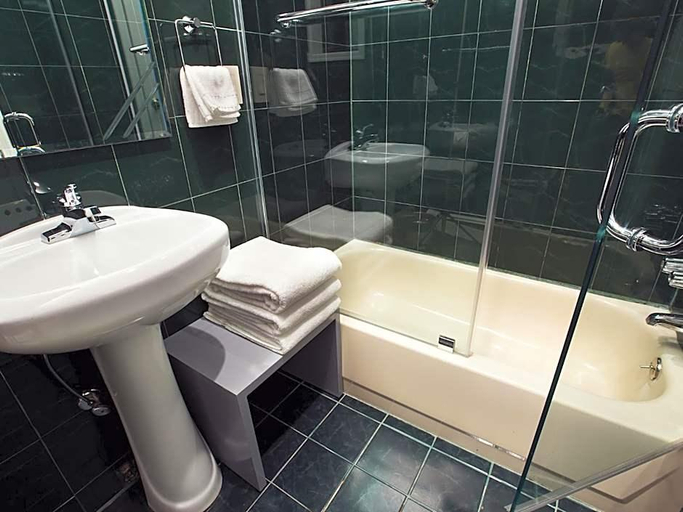 Bathroom, Manhattan Inn, New York