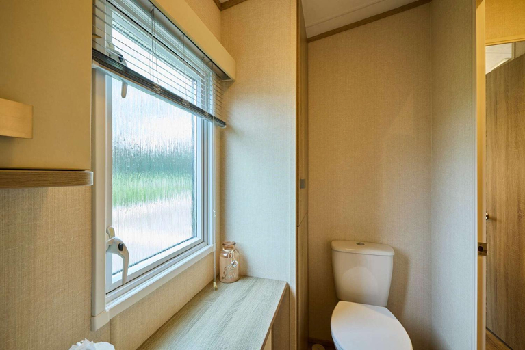 Bathroom 2, The Major Oak Lodge with Hot Tub, East Riding of Yorkshire