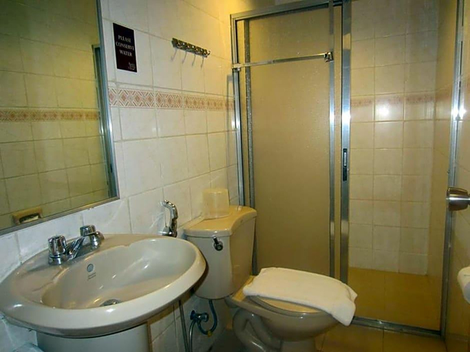 Bathroom 5, Baguio Holiday Villas, Baguio City