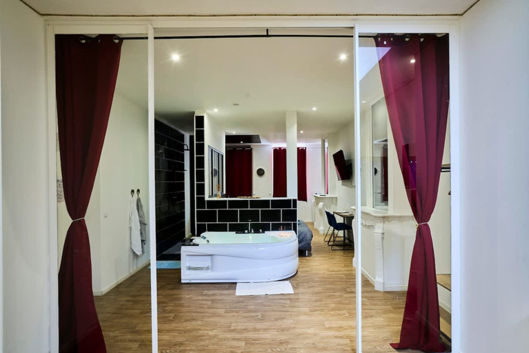 Room 2, Baignoire Blaneo Sauna 10 Minutes de la Gare, Nord