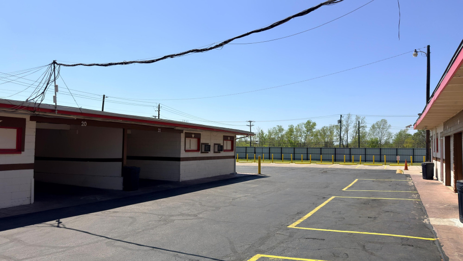 Property grounds 4, RED DOOR MOTEL, Dallas