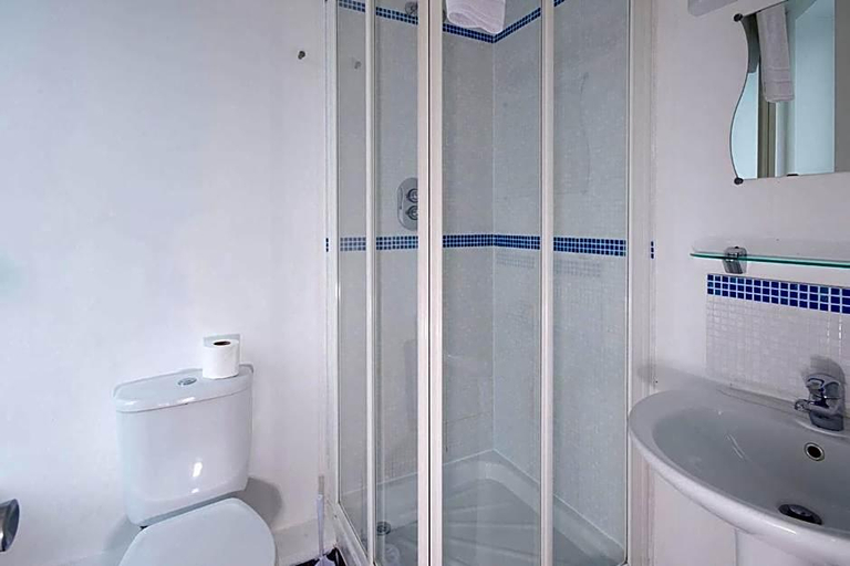 Bathroom 4, The Maemar Hotel, Poole