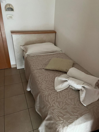 Bedroom 2, Hotel Vienna Rivazzurra, Rimini