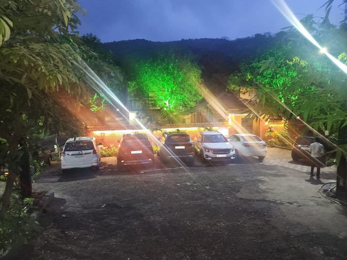 Property grounds 5, Taman Resort, Pune
