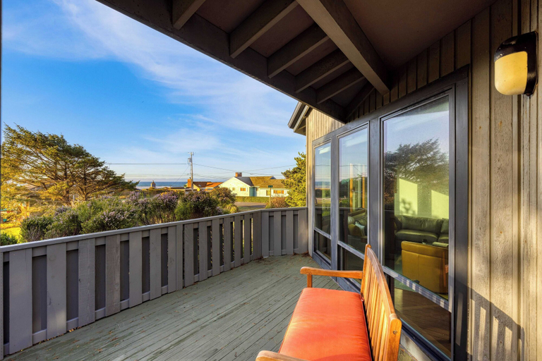 Others 5, Half Block to Beach w/ Oceanview, Patio + Balcony The Shore Pine by Avantstay, Clatsop