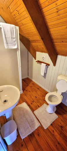 Bathroom 4, Mangavai Bungalow, Rorotonga