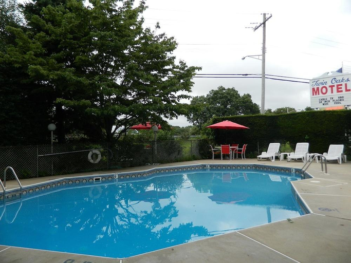 Sport & Beauty, Twin Oaks Motel, Monmouth