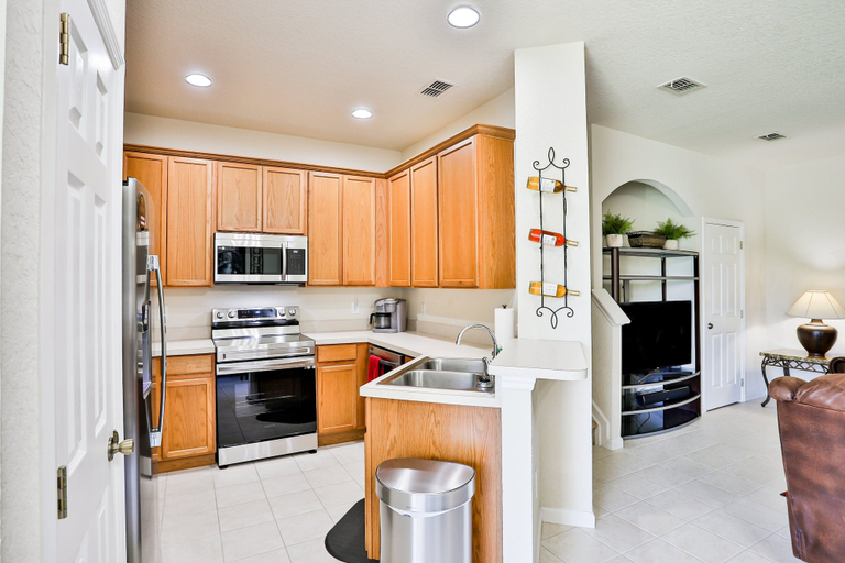 Private kitchen 4, Delightful Lakefront Townhome With Pool, Volleyball, Fast Wifi & AC, Osceola