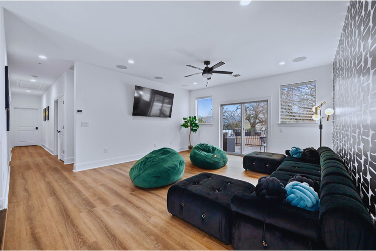 Living area 3, 1110 Terjo Ln, Travis