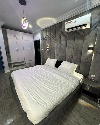 Room 2, Grand Commodores Hotel And Suites, Oyo West