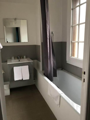 Bathroom 5, Les Initiés, Seine-Maritime