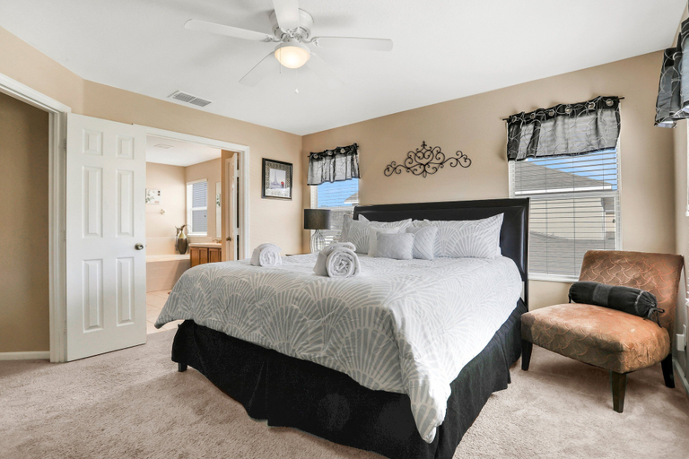 Room 4, Beautiful Home Close to Theme Parks With Private Pool, AC & W/D - Dog-friendly, Osceola