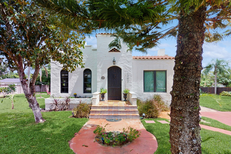 Exterior 2, Spanish Style Home With Lake View, Fire pit and Wifi, Highlands