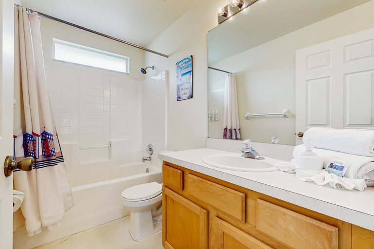 Bathroom 2, Cozy Home With Private Pool, Billiards, Central AC, Enclosed Yard, Polk