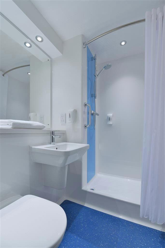 Bathroom 3, Travelodge London Excel Hotel, London