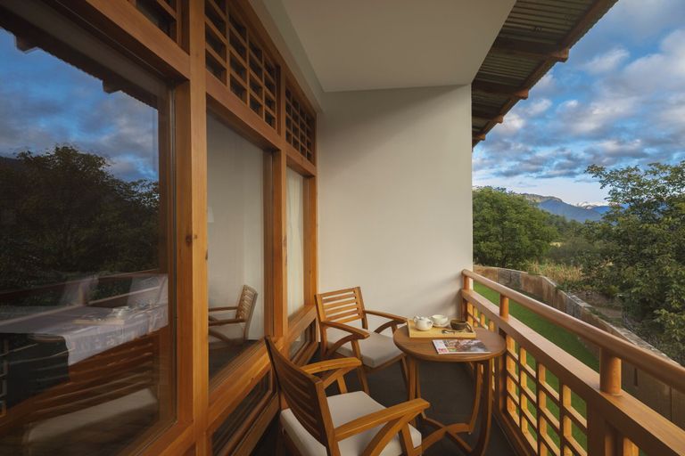 Outdoor dining, Amba Paro, Tsento